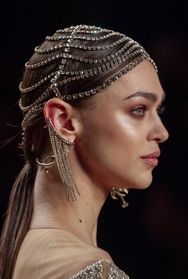 اكسسوارات شعر براقة مع القبعات الكريستالية بأسلوب Elisabetta Franchi
