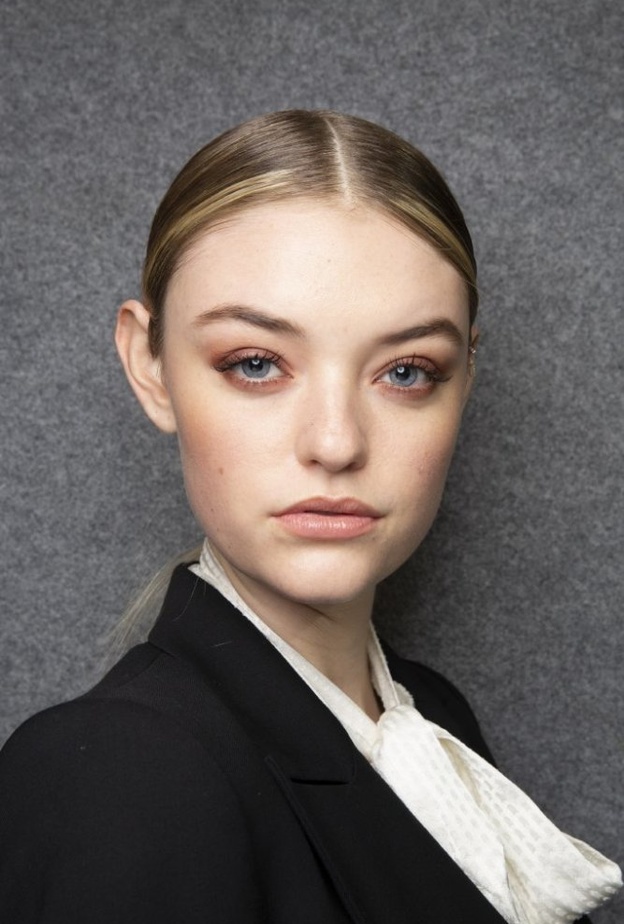  الوان احمر شفاه نيود تناسب المكياج البرونزي البراق من Elisabetta Franchi