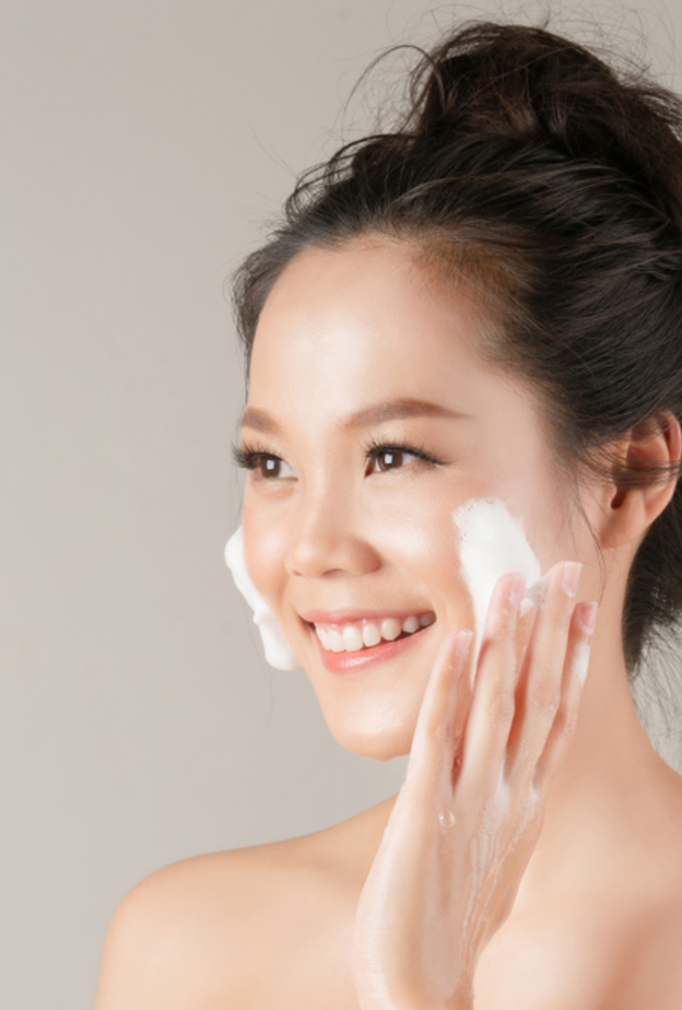 طريقة سهلة وفعالة لتنظيف البشرة في المنزل بالخطوات