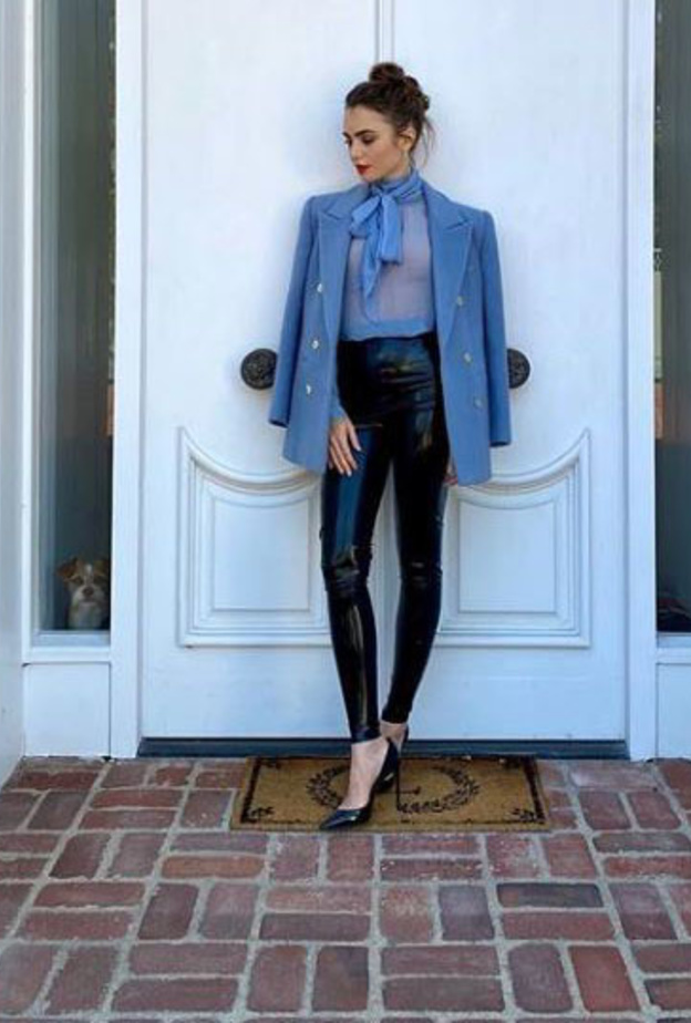 تألقت بالقميص الأزرق المعقود عند الياقة مع البليزر الأزرق وسروال جلد ضيق