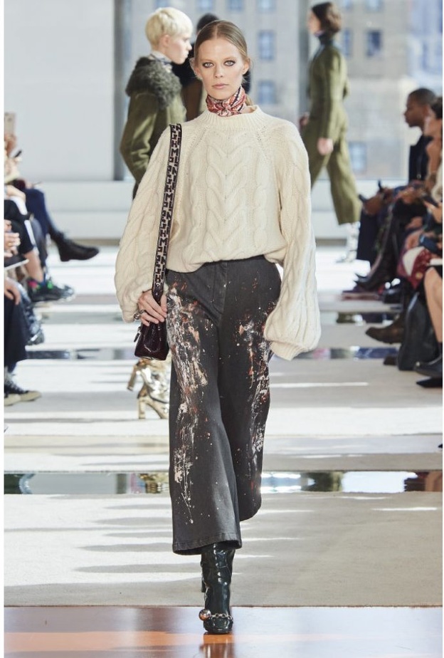 تنسيق الكنزات الصوفية الفضفاضة باطلالات كاجوال من Longchamp