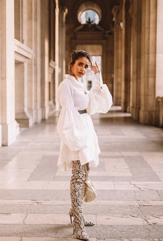  الفستان الأبيض العصريّ وأكملي اللوك بأناقة مع الجزمة ذات الساق العالية