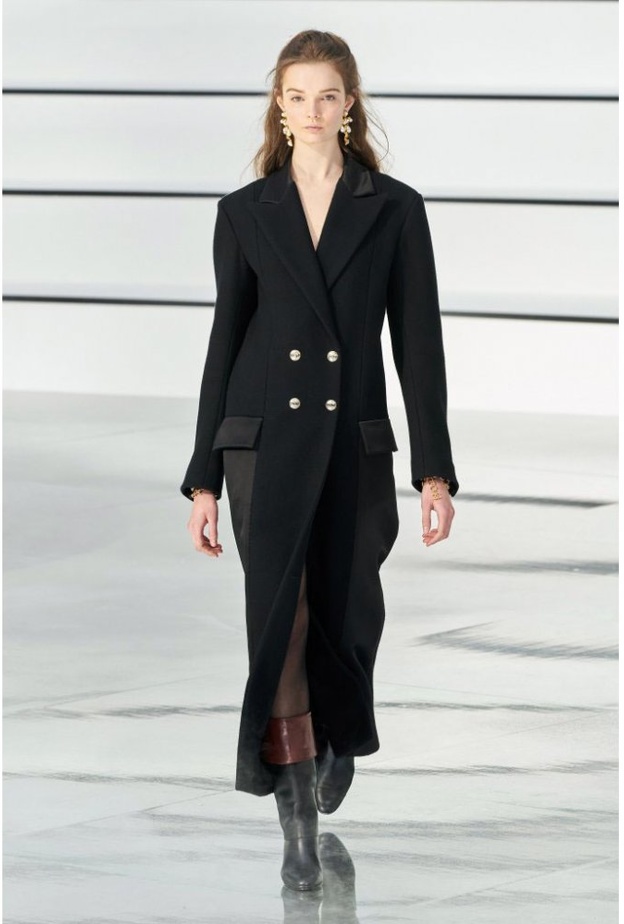 معطف أسود طويل منChanel