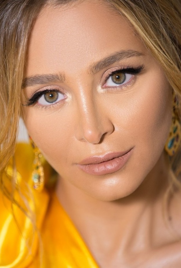 روزينا لاذقاني واطلالات مكياجها