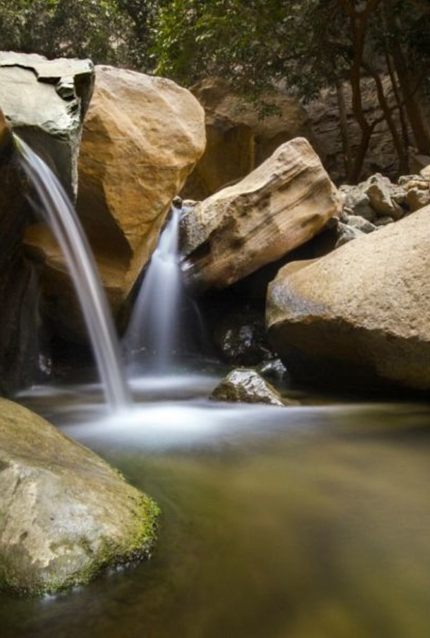 شلالات المياه تضفي رونقا خاصا في وادي لجب "الصورة من وكالة الأنباء السعودية"