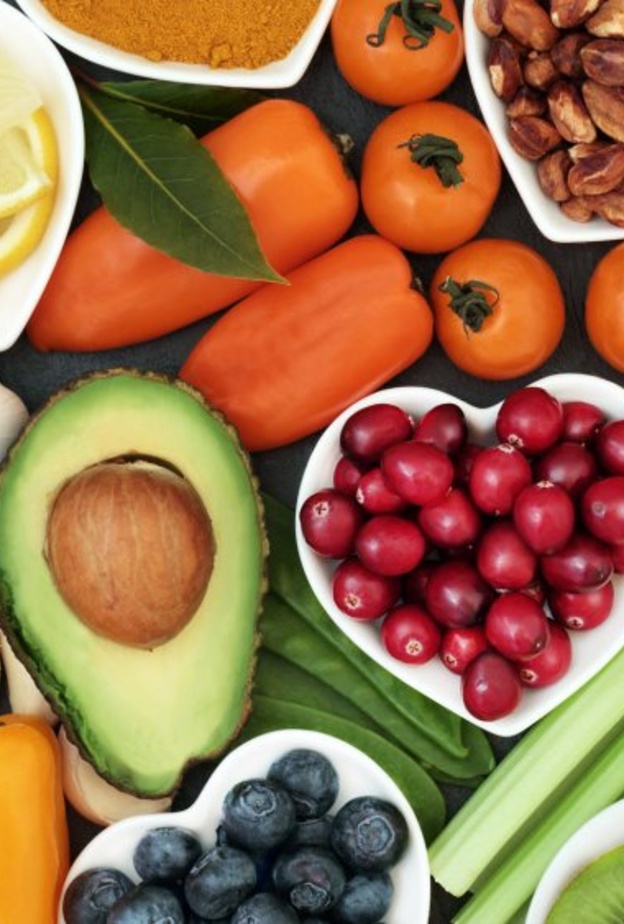  أكثري من تناول الاطعمة الغنية بالخضار والفاكهة