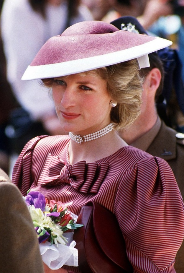 اكسسوارات شعر القبعات الملونة مع الشعر الكاريه من اطلالات الليدي ديانا