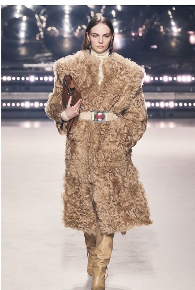  تنسيق المعاطف الشتوية من الفرو مع الاحزمة الرفيعة من دار Isabel Marant