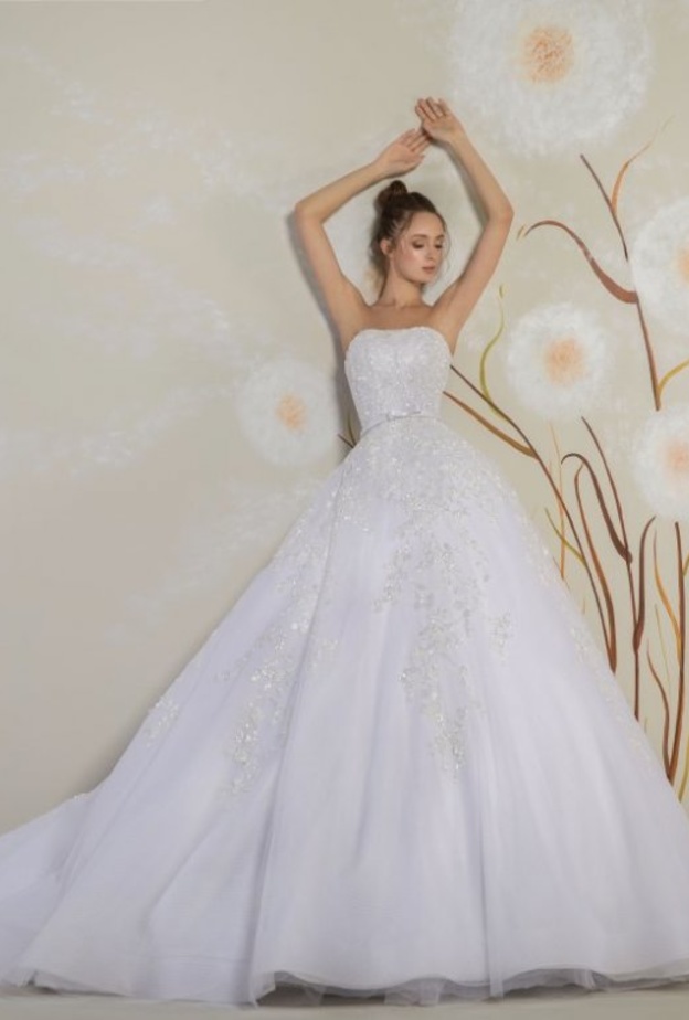 فساتين حالمة من المصمم نجا سعادة