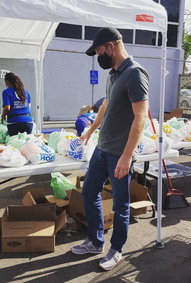 أحدث ظهور للأمير هاري أثناء مشاركته في مشروع خيري لتوزيع الطعام