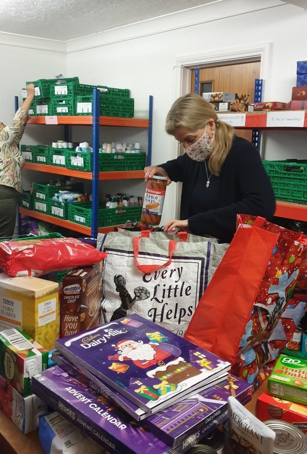 كونتيسة وسكس تعمل مع بنك للطعام خلال فترة الإغلاق العام