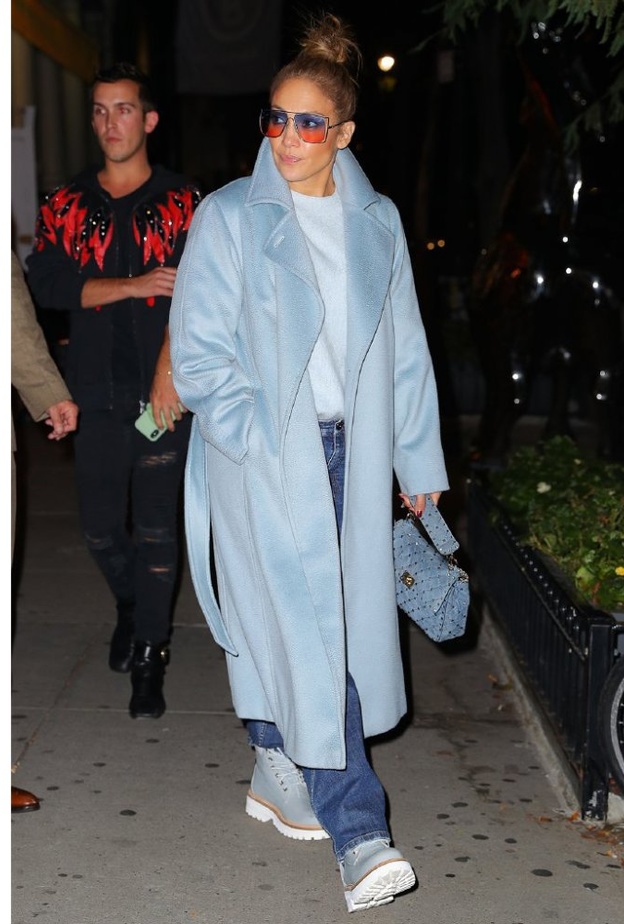 موديلات معاطف ملونة بتدرجات اللون الأزرق الفاتح من اختيار جنيفر لوبيز بتوقيع دار Max Mara