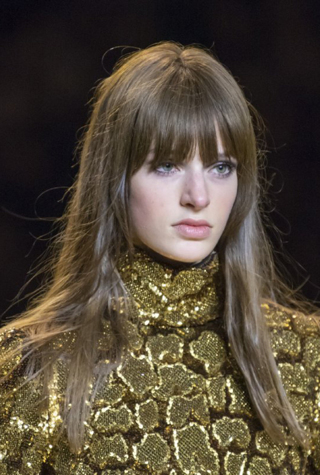 تسريحات شعر مع الغرة الطويلة والمالسة من دار Celine