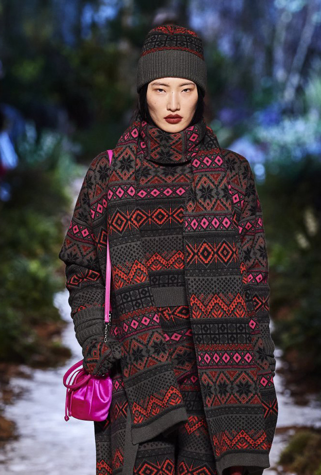 افكار تنسيق السكارف الصوف المنقوش من دار Ralph And Russo