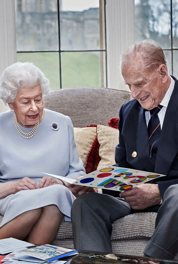 بطاقة محبة من أبناء الأمير ويليام للملكة إليزابيث والأمير فيليب بمناسبة عيد ‏زواجهما الـ 73‏