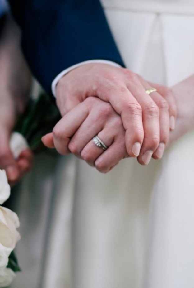 عروسين يتعرضان لمقلب صادم خلال حفل الزفاف الممثلة في وسط الصورة و هي تتثب الحمل الكاذب