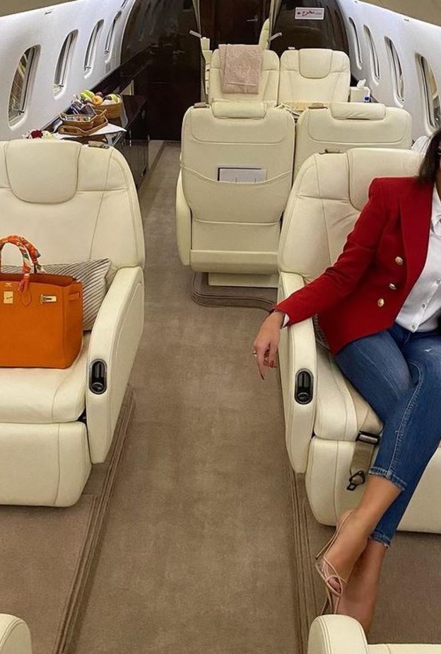 طرق تنسيق البليزر الأحمر من وحي أحدث إطلالات ياسمين صبري