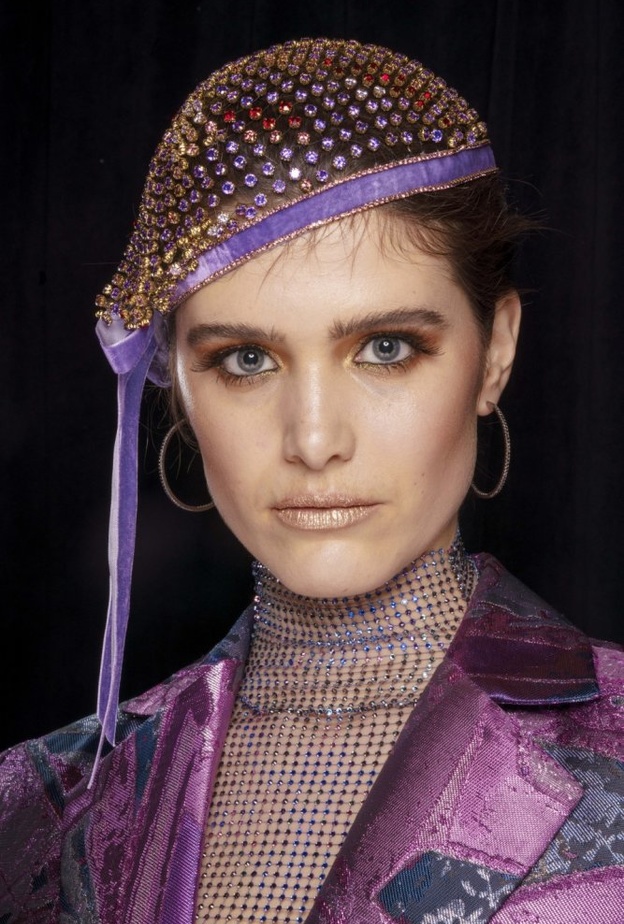 أكسسوارات شعر ملونة وملفتة تزين إطلالات شعرك لسهرات شتاء 2020