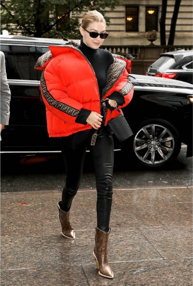 طرق ارتداء الجاكيت المنفوخ في الشتاء باللون الأحمر من اطلالة Gigi Hadid