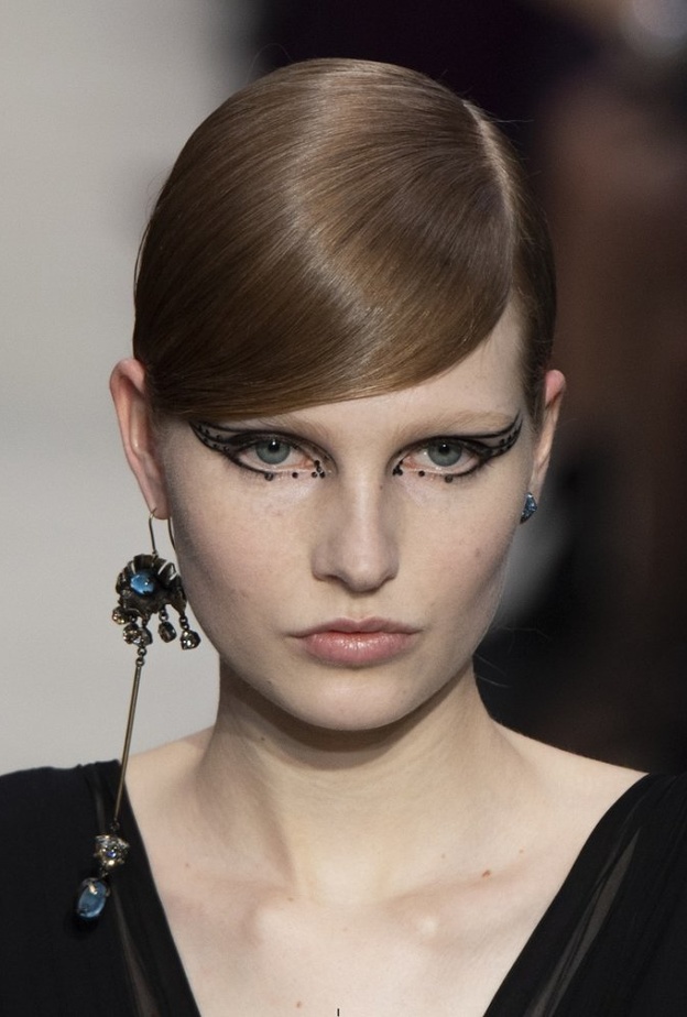  اجمل رسمات الايلاينر الغرافيكي والهندسي مع الظلال الفضية من وحي دار Valentino