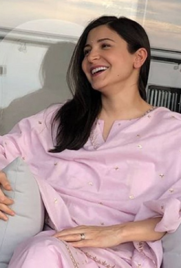  أحدث صورة لأنوشكا شارما بإطلالة وردية