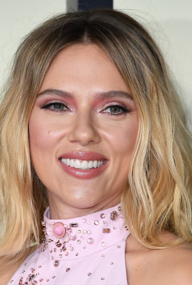 المكياج الوردي الأنثوي على سكارليت