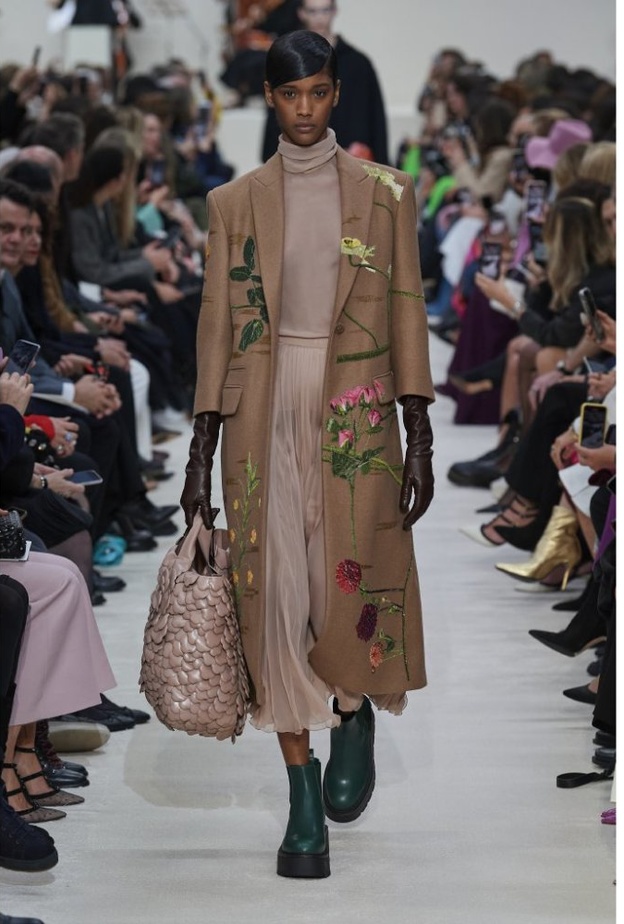  موديلات معاطف مطبعة بالورود النافرة من دار Valentino