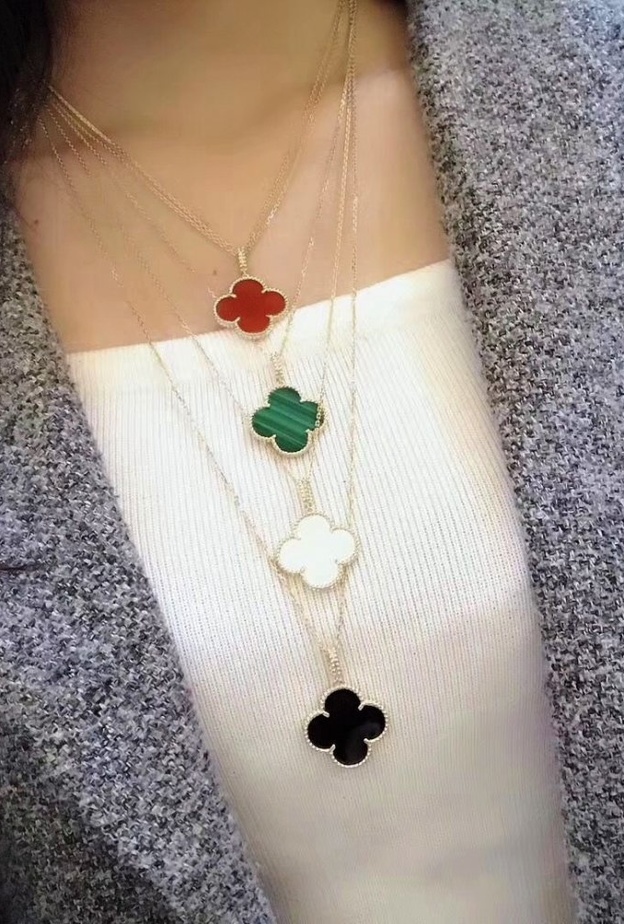  تصاميم مجوهرات مستوحاة من علم الإمارات لليوم الوطني الإماراتي