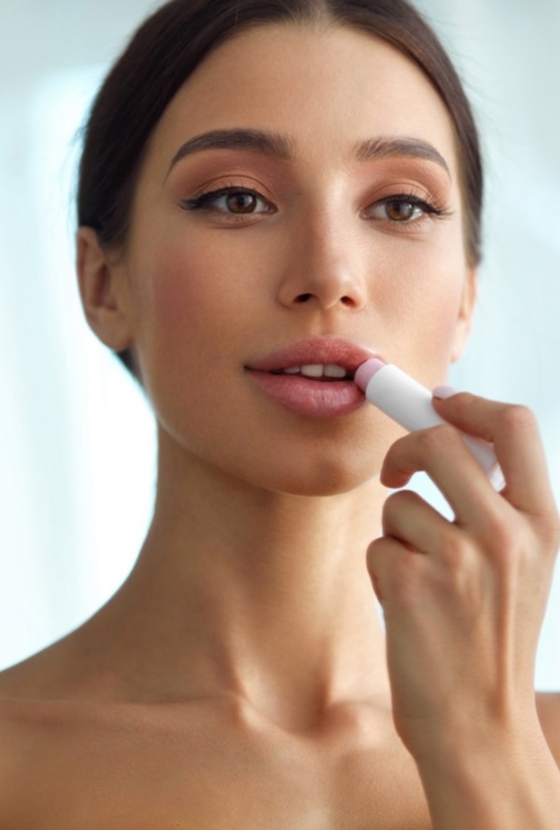 خلطات طبيعية من الفازلين وزيت الزيتون للتخلص من تشققات الشفاه