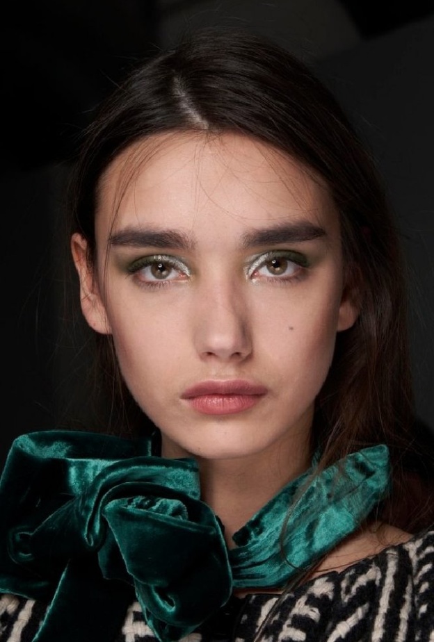  مكياج عيون فضي للحواجب العريضة من دار Emporio Armani