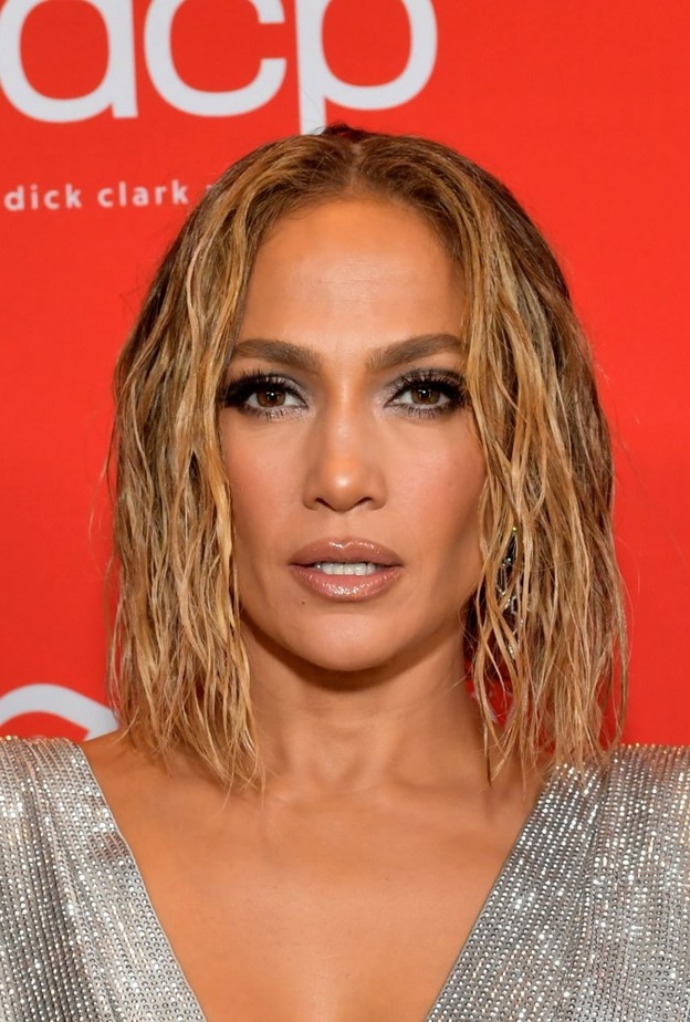 مكياج عيون فضي برق من وحي اطلالات gennifer Lopez