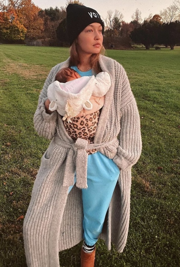 جيجي حديد تخطف قلوب متابعيها بهذه الصورة اللطيفة جداً مع طفلتها