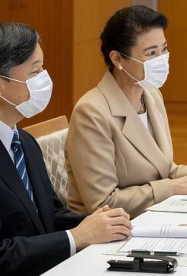 إمبراطور وإمبراطورة اليابان في اجتماع فيديو مع العاملين في مستشفيات الصليب الأحمر