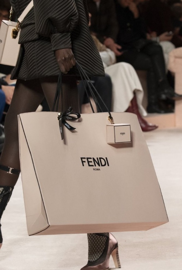 شنط يد الاوفر سايز الملفتة من دار Fendi