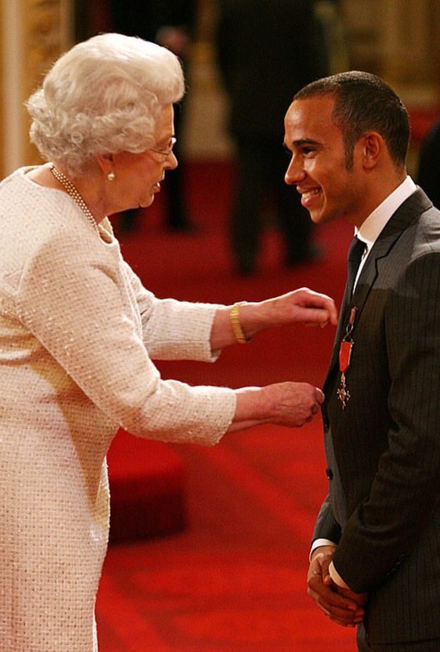 لويس هاميلتون ينتظر الوقوف أمام ملكة بريطانيا