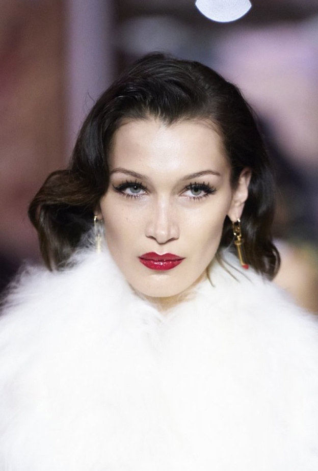 موضة صيحات مكياج التسعينات مع اللون الاحمر اللماع والقوي على الشفاه من دار Lanvin