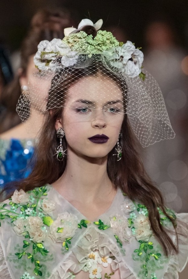 موضة اكسسوارات الشبك للشعر الطويل من دار Rodarte