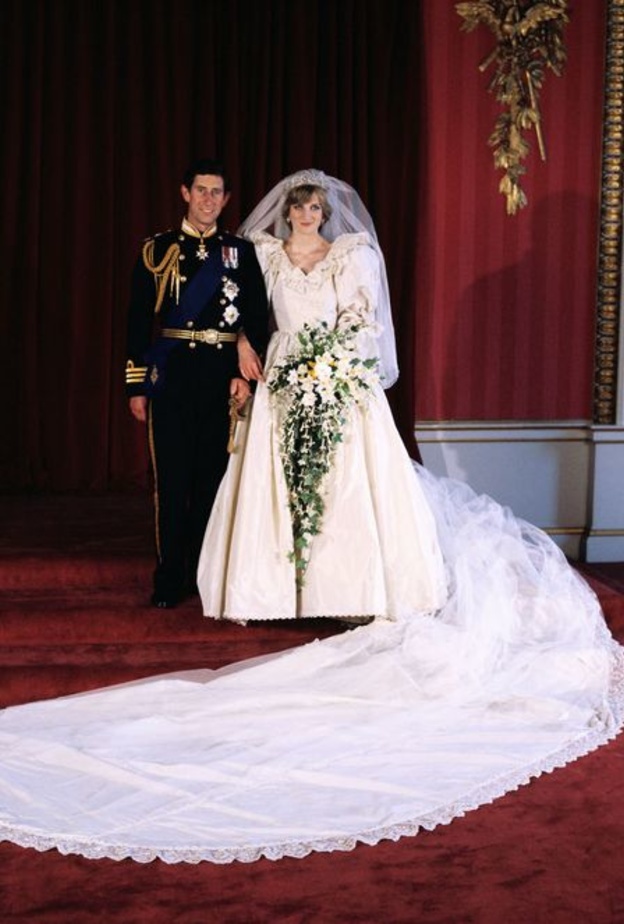  صورة للعروسين الاميرة ديانا و الامير تشارلز بعد مراسيم حفل الزفاف الاسطوري