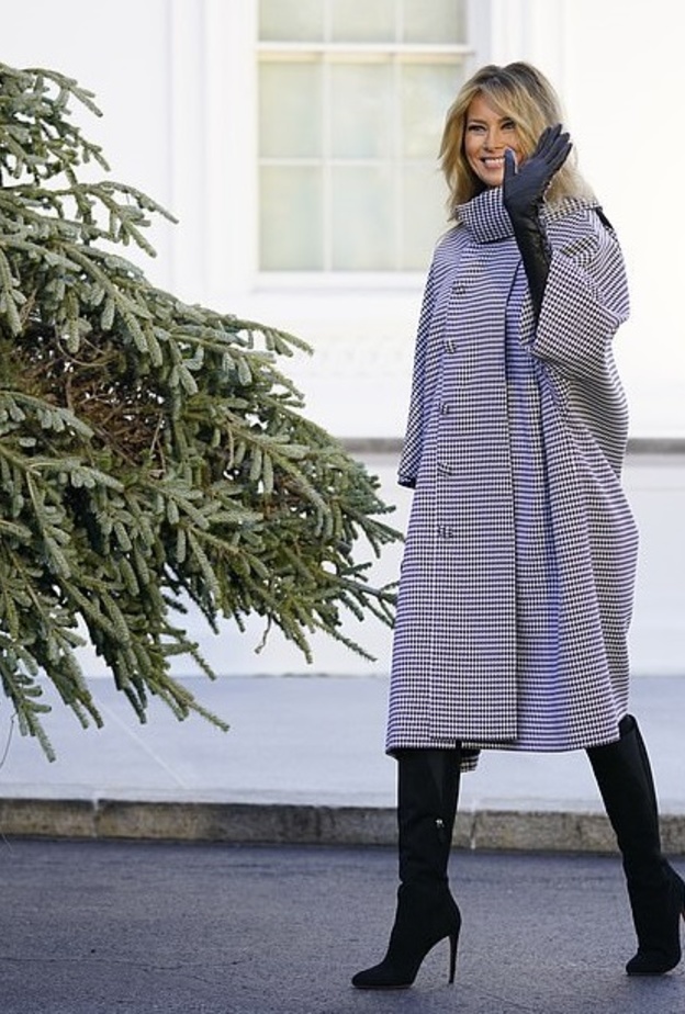  صور اطلالة ميلانيا ترامب ساحرة في ظهورها الاخير في البيت الابيض