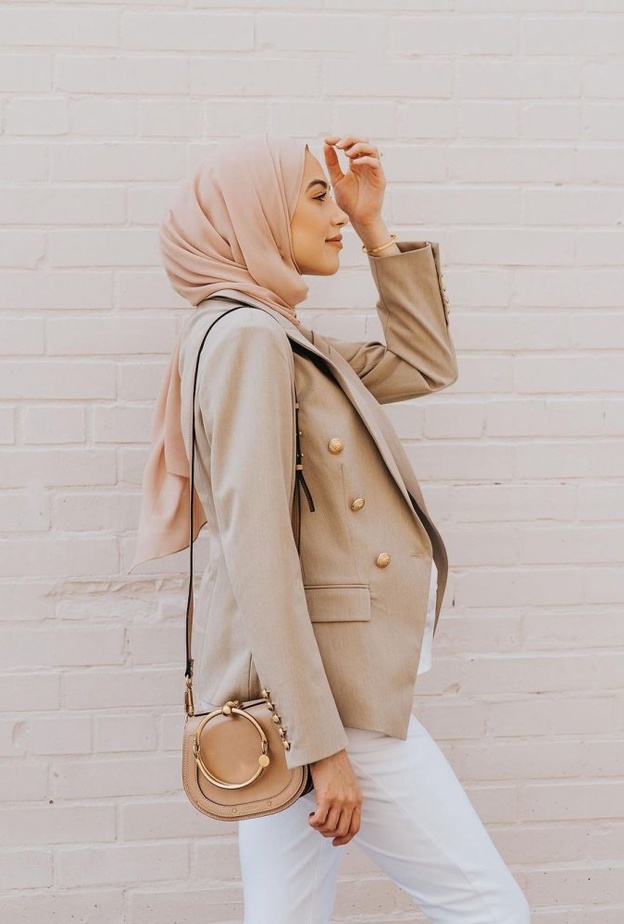  الحجاب النيود والفاتح يبرز جمال البشرة البيضاء