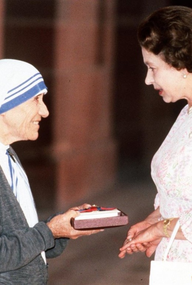 من الأم تريزا إلى مجدي يعقوب.. أبرز الشخصيات التي حصلت على ‏وسام الاستحقاق من ملكة بريطانيا