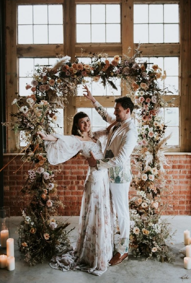 افكار مميزة لتزيين طاولات حفلات الزفاف بالزهور المجففة