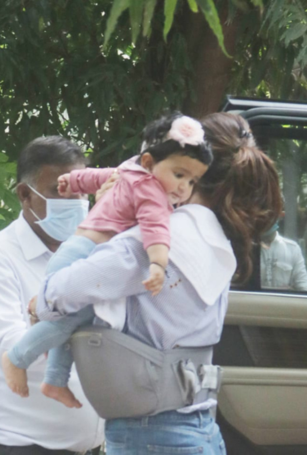  شيلبا شيتي وطفلتها