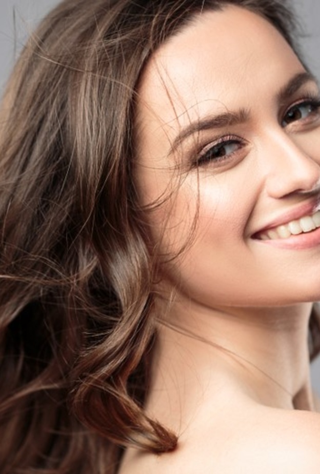 بشرة نضرة وشعر صحي ومكياج بسيط لاطلالة مميزة في اليوم الوطني الاماراتي