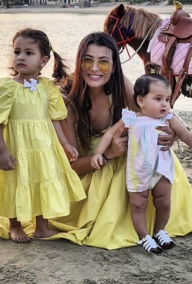 ريم السعيدي تنشر صورة لطيفة جديدة لها برفقة بناتها