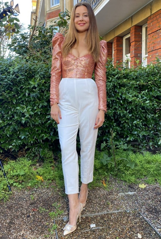  إعتمدت ريا تسريحة الشعر الطويل المنسدل بطريقة انسيابية