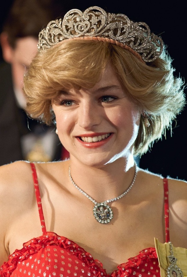 اطلالات إيما كورين الجمالية = بطلة مسلسل The Crown في دور اميرة القلوب