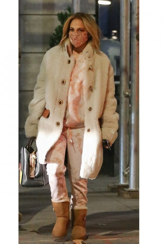  أكملت اللوك بحذاء شتويّ من ماركة UGG وكمامة مزيّنة بالترتر