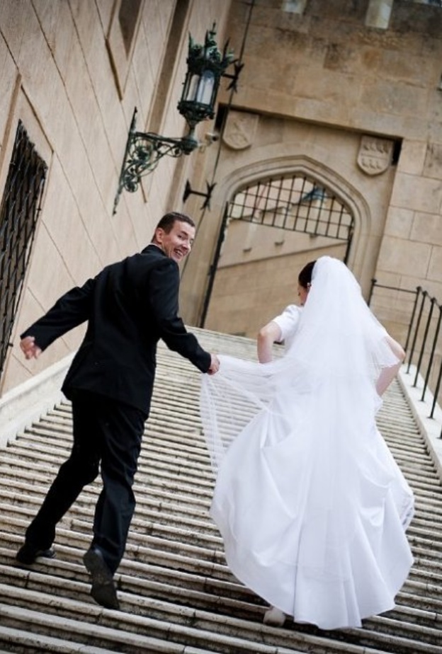 عريس حارس مرمى و العروس في الملعب بفستان الزفاف