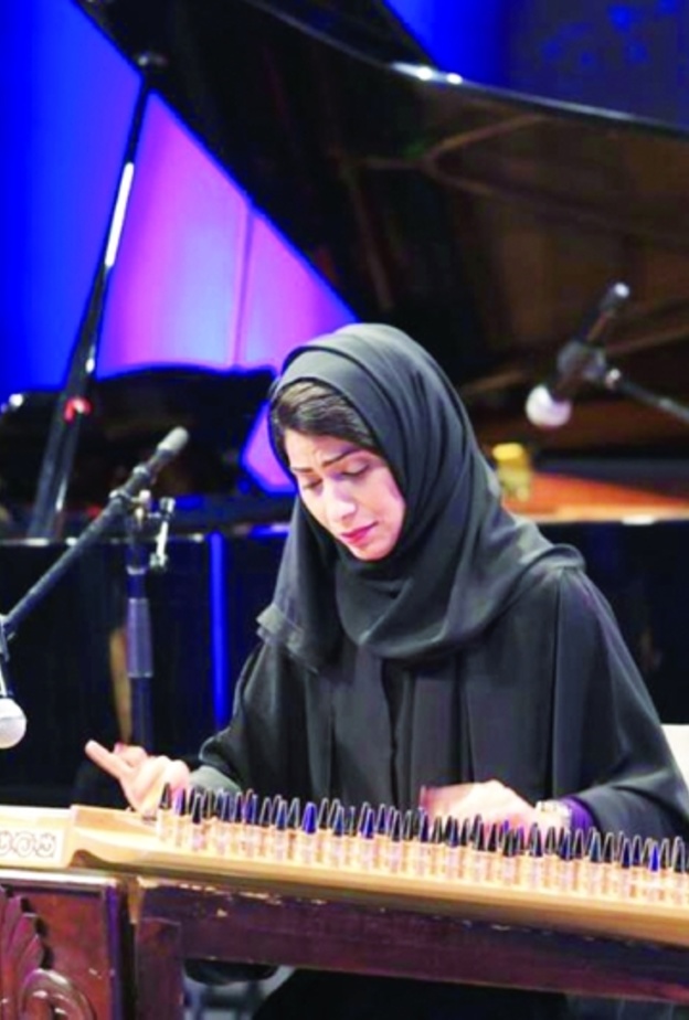 الفنانة نورة المزروعي أول إماراتية تعزف على آلة القانون